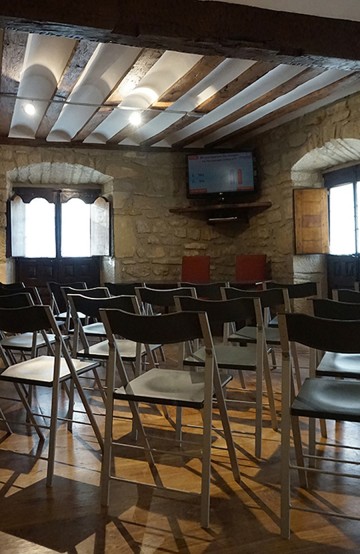 Salón preparado con sillas